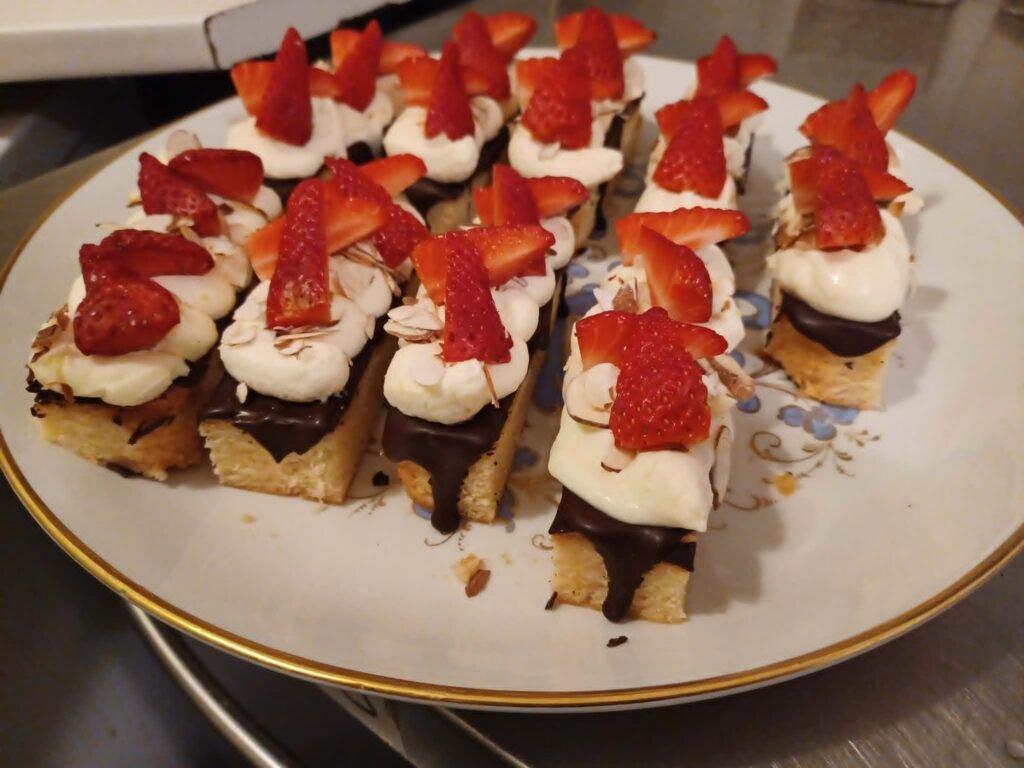 Hjemmelavet mad og kage fra Cafe De Tre Hjerter i Roskilde